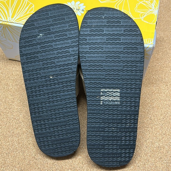 Women’s yellowbox Franklen Taupe flip Flips size 7.5 great condition - Picture 2 of 3